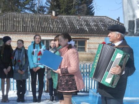 Александр Николаевич Машнич со своими односельчанами