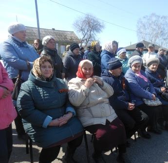 Почетные гости праздника, труженики тыла, дети войны